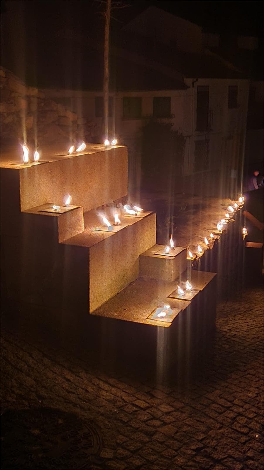 Rehabilitación del BIC de O Castro de Valdeorras presente con la luz de los caracoles en la noche del Viernes Santo - Imagen 1